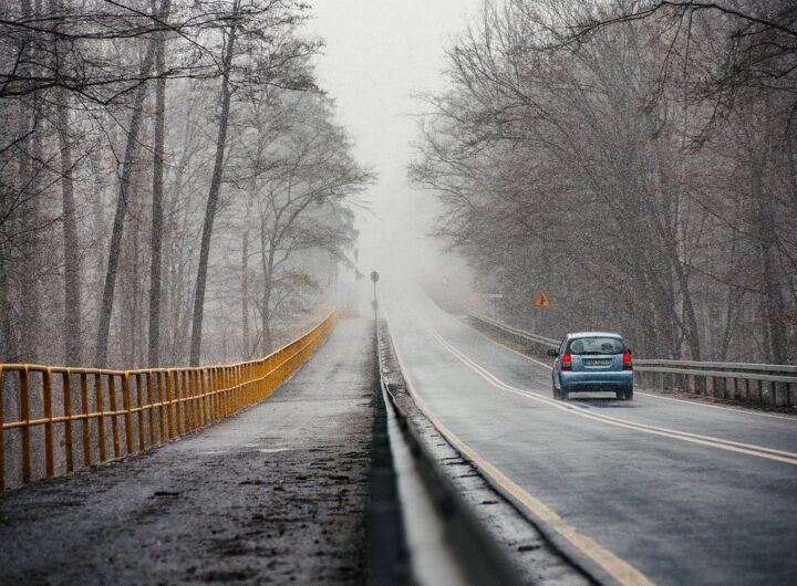 S chladným počasím přichází do Čech stále častěji mlha, nehoda, auto,