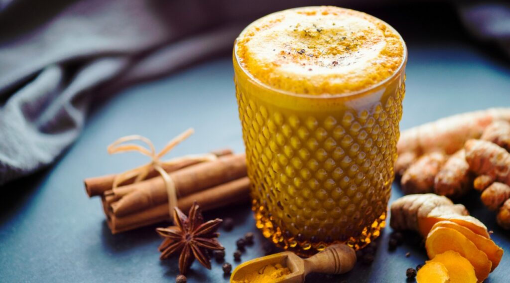 Kurkuma, zdraví, životní styl, zlaté mléko, smoothie