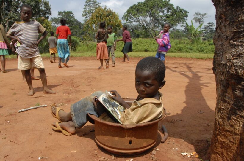 Malý chlapec v Kamerunu listuje Gorilími pohádkami