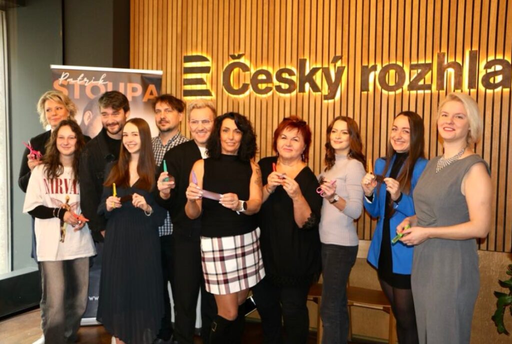 Patrik Stoupa představil nový videoklip: Křtily Křížková, Vaňková, Čížkovská a další