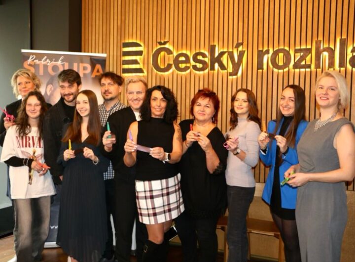 Patrik Stoupa představil nový videoklip: Křtily Křížková, Vaňková, Čížkovská a další