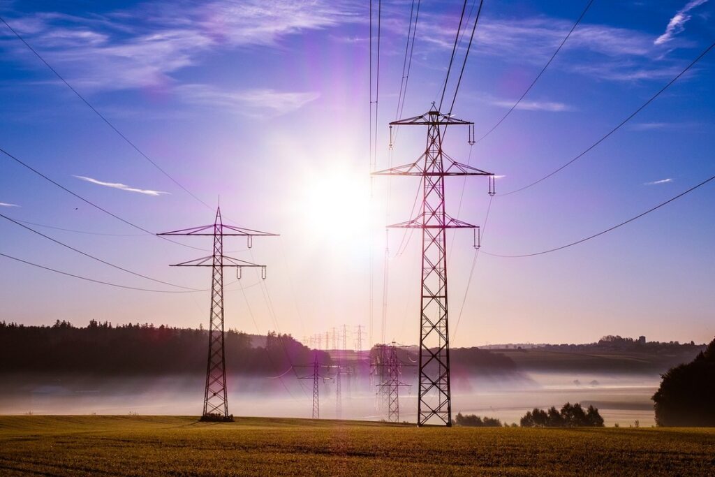 Regulovaná část ceny energií v roce 2025 vzroste, odběratelé přesto ušetří