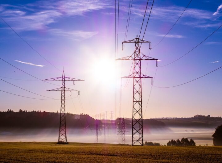 Regulovaná část ceny energií v roce 2025 vzroste, odběratelé přesto ušetří