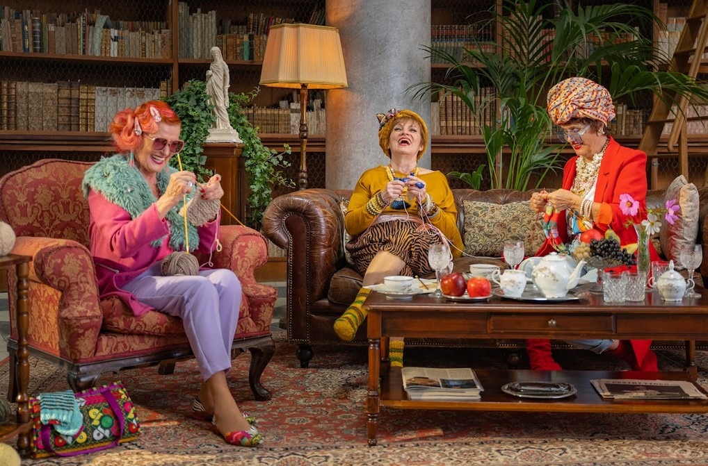 Ponožky od babičky slaví 10 let. Seniorky upletly více než 100 000 párů!