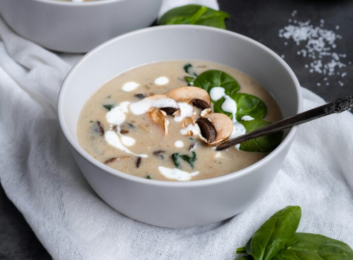 žampionová polévka * houbová polévka * krémová polévka * polévka * recept * vaření * kuchyně * jídlo * oběd * večeře * houby * žampiony * smetana * cibule * česnek * koření * vývar * mouka
