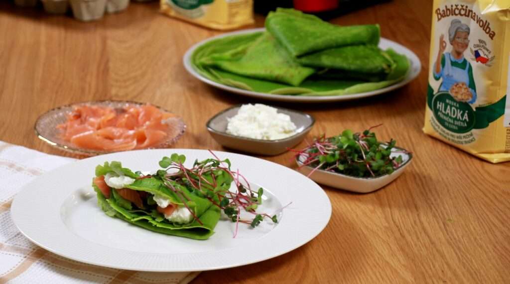Špenátové palačinky, žerve, losos, tvaroh, klíčky, pokrm, recept, vaření
