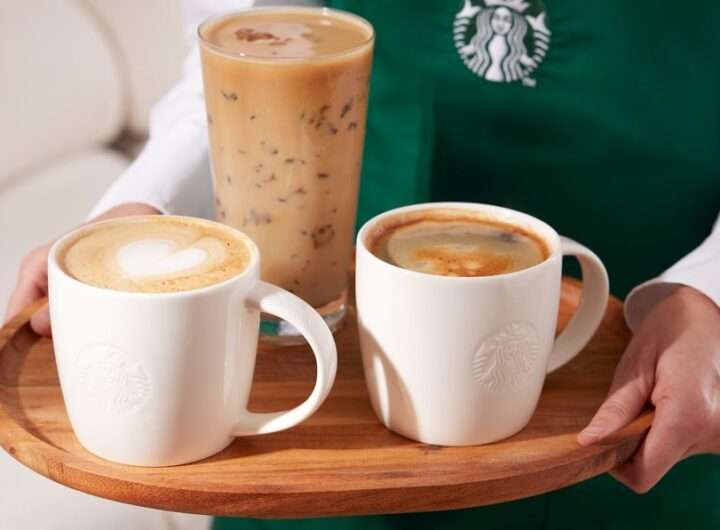 Starbucks, Iced White Mocha Oat Shaken Espresso, káva, lahodné dezerty, sladkých dobrot, Pistáciový Muffin, Starbucks Blonde® Roast Espresso, sirupu White Mocha,