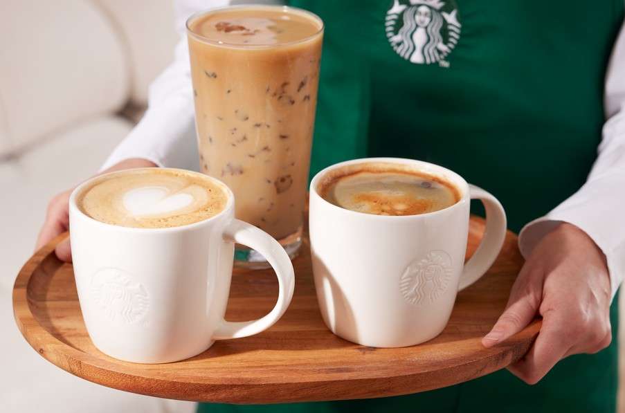 Starbucks, Iced White Mocha Oat Shaken Espresso, káva, lahodné dezerty, sladkých dobrot, Pistáciový Muffin, Starbucks Blonde® Roast Espresso, sirupu White Mocha,