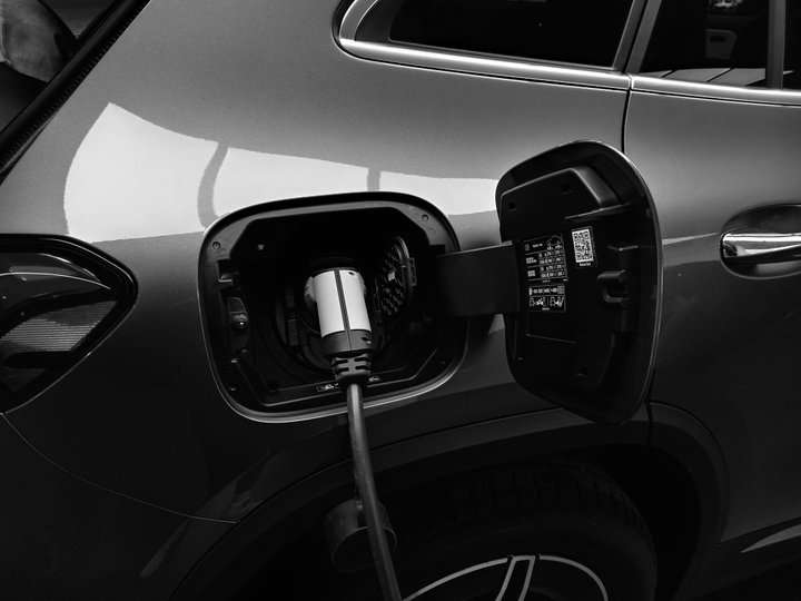 Nabíjíte doma elektromobil? Víte, že můžete čerpat dotaci a máte nárok na speciální tarif od dodavatele elektřiny?