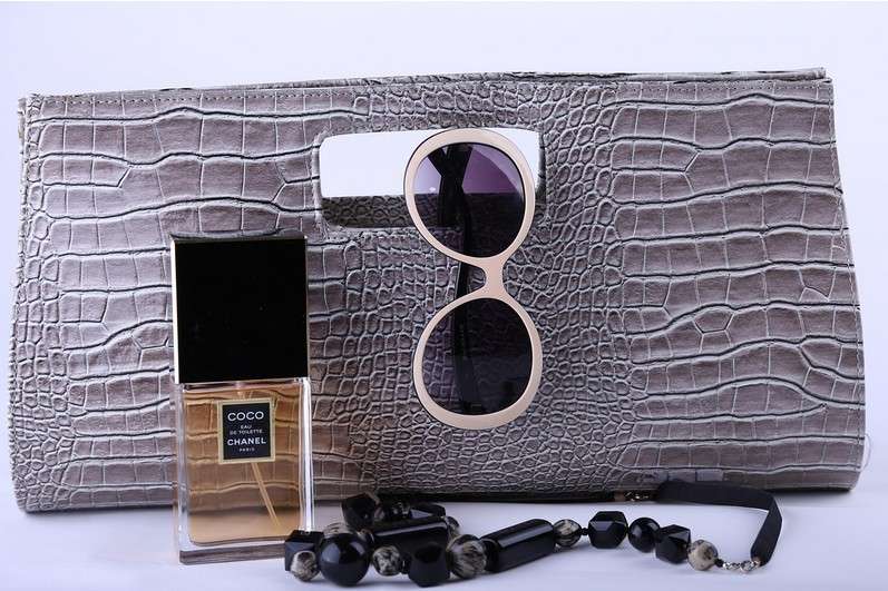 minimalismus, maximalismus, móda, móda 2025, jarní móda, šaty, kabelka, brýle,