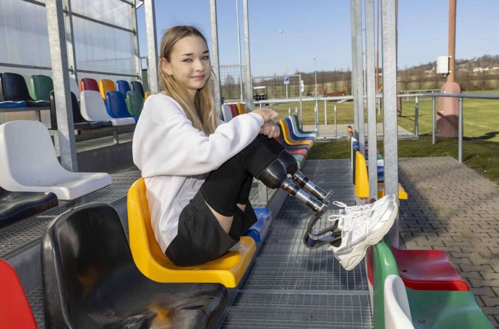 KDE SRDCE POMÁHÁ , Drogerie ROSSMANN, Protéza pro Valinku, Asistenční pejsek pro Adélku