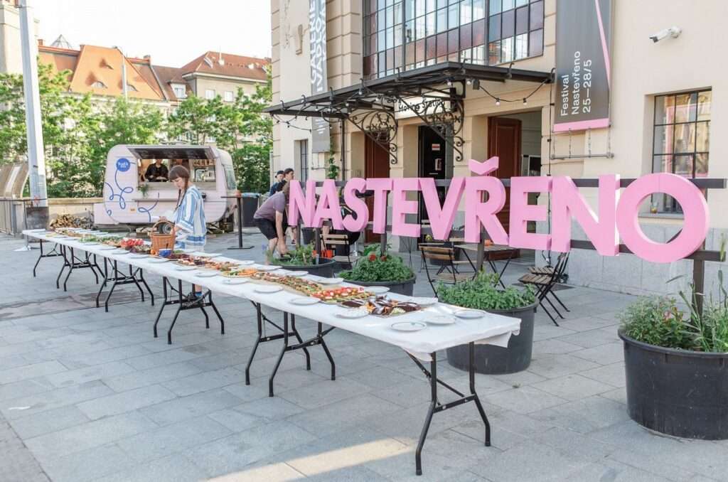 Nastevřeno , Plzeň, Divadlo, hudba, tanec, instalace, workshopy,