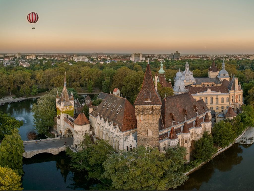 Budapešť, cestování, Tour de Hongrie, Velká cena Maďarska 2025, Czirkakerámia, Etnologické muzeum, Dům hudby, Muzeum výtvarného umění