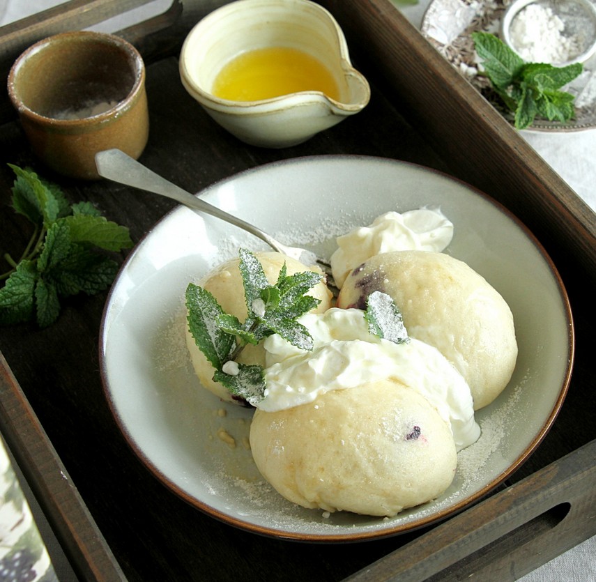 Borůvkové kynuté knedlíky, babiččina volba, borůvky, kynuté knedlíky, vaření, recept, droždí