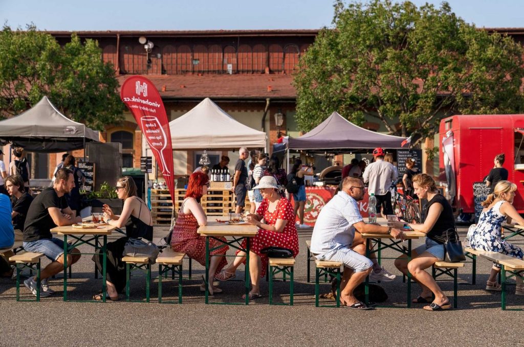 Spojka Karlín, Mate’s PIZZA TRUCK, Your PIZZA Therapy, Picoška, Pizza Metro, Il Pane italská pekárna, Ňam Ňam Piaggio, SaSaZu Restaurant, La Mia Spitzeria