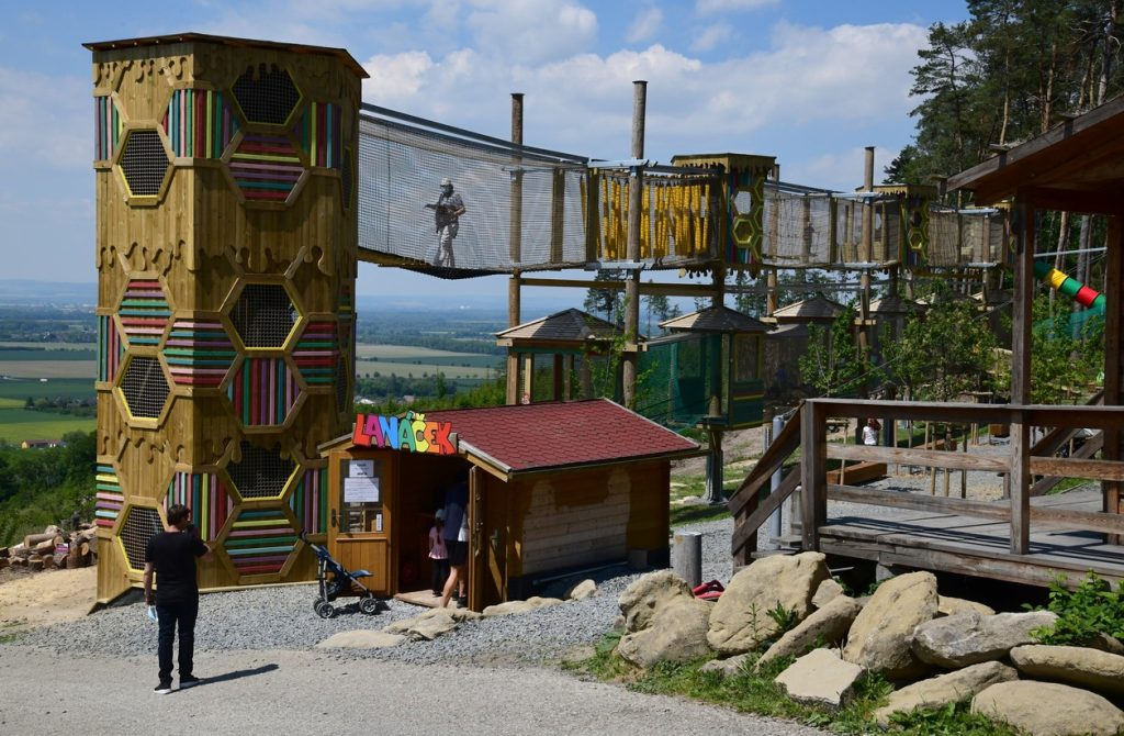 Zoo Olomouc, pád, úraz, Malé děvčátko nespadlo z prolézačky lanového centra.
