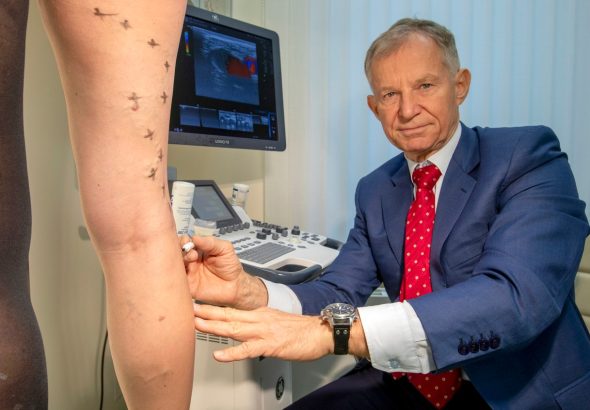 prim. MUDr. Ota Schütz 2024 předoperační vyšetření sonografem a kreslení foto Jakub Hněvkovský