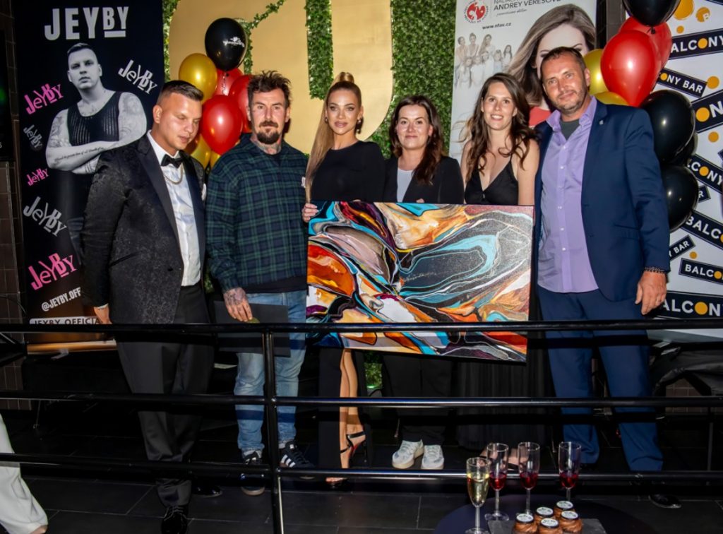 Zpěvák Jey By, muzikant, kultura, videoklip, Vteřina