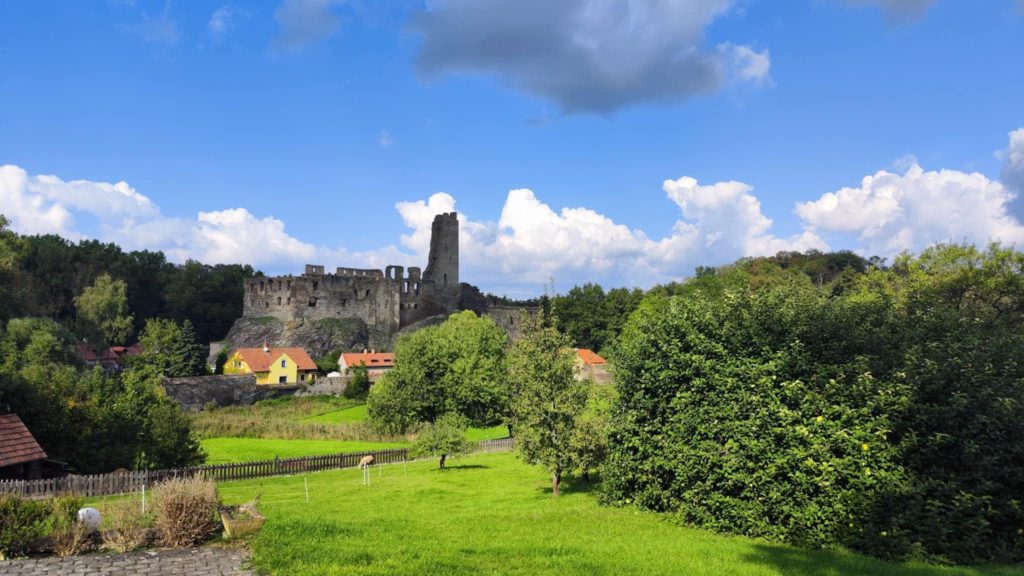tip na výlet Okoř, hrad Okoř, výlet z Prahy, kam na výlet Střední Čechy, zřícenina Okoř, výlet na hrad, tip na víkend