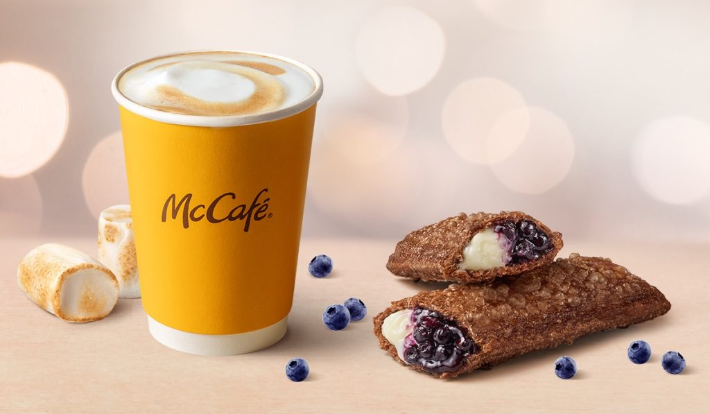McDonald's, zima, Toasted Marsmallow Latte, Sladké novinky,, Horká taštička s borůvkovo-krémovou náplní,