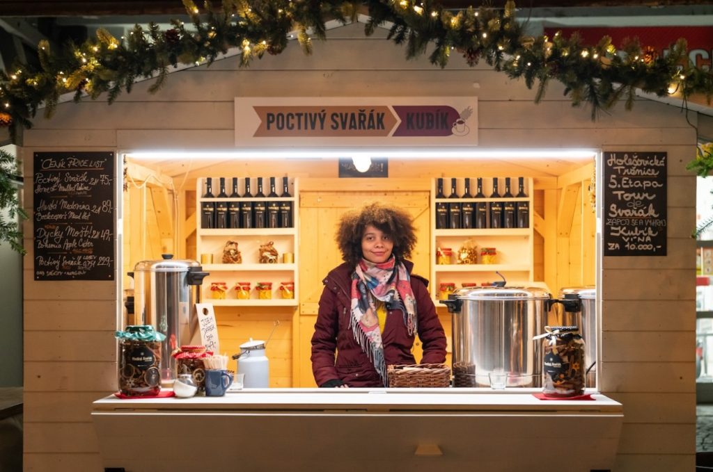 Advent v Holešovické tržnici, Praha, Holešovický betlém,  Svařené víno, horký mošt