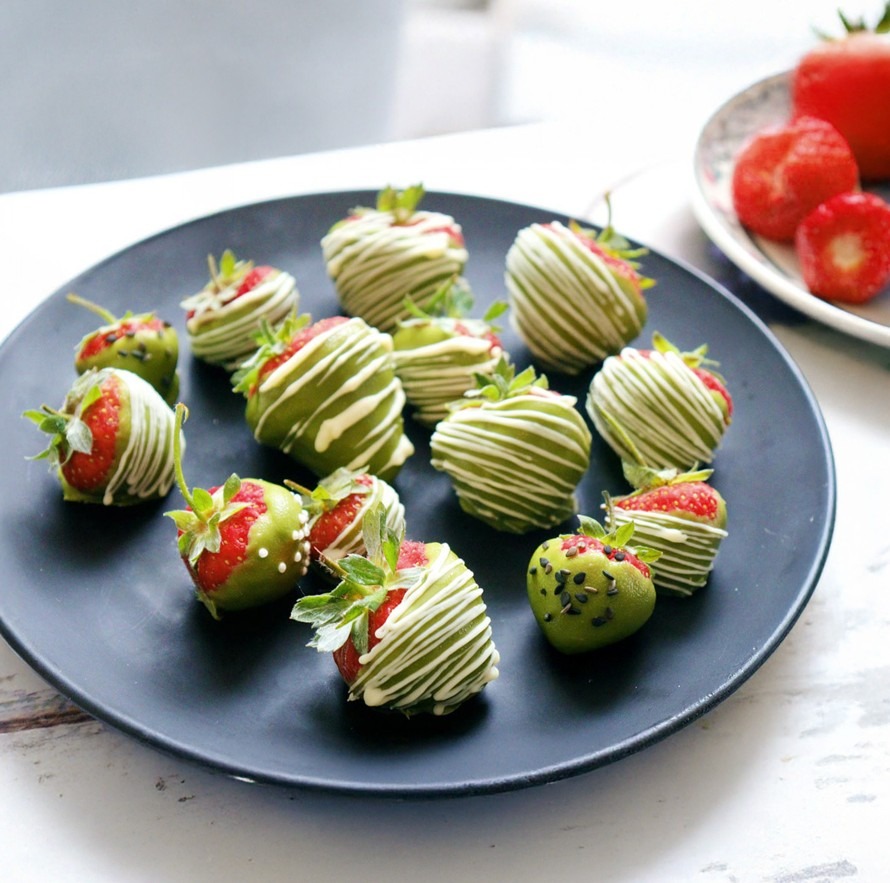 Jahody v Matcha Tea polevě