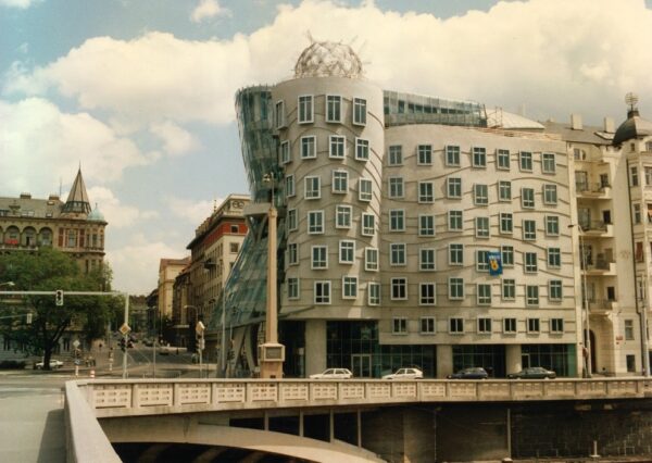 Tančící dům, výstava