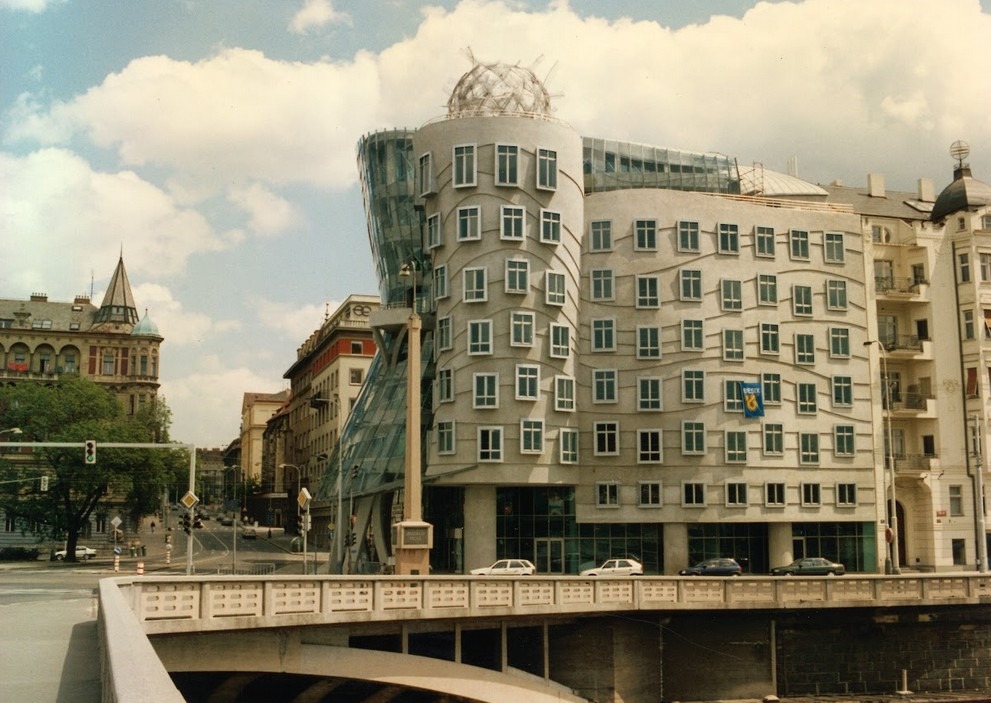 Tančící dům, výstava