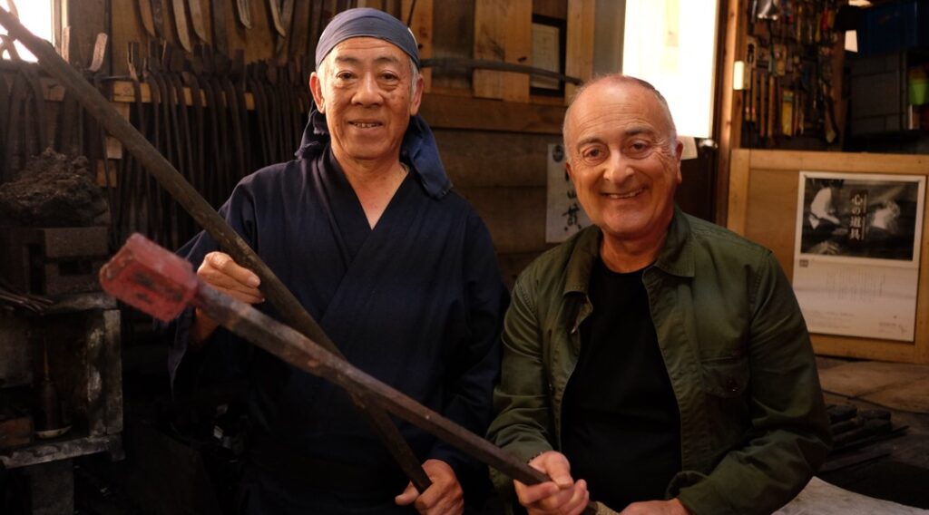 Vlakem kolem světa, Dokumentární seriál, Tony Robinson