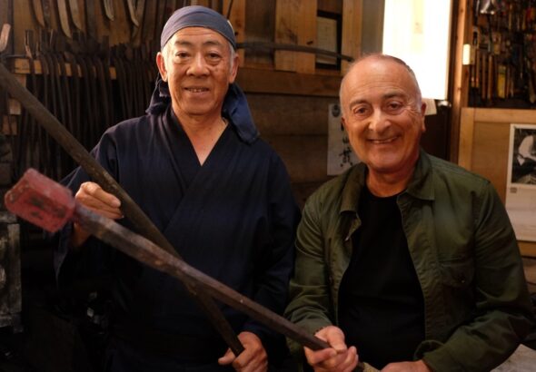 Vlakem kolem světa, Dokumentární seriál, Tony Robinson