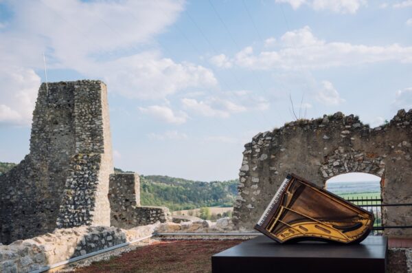Hudba mezi vzduchem a napětím, hrad Beckov, Piano Listening to Itself