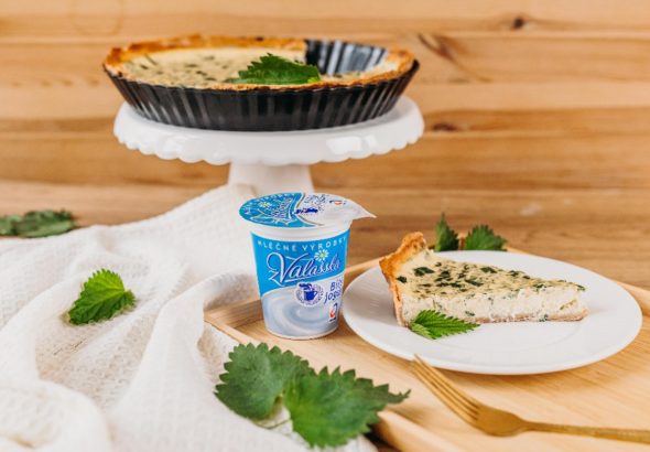 Francouzský slaný koláč quiche s bílým jogurtem Mlékárny Valašské Meziříčí