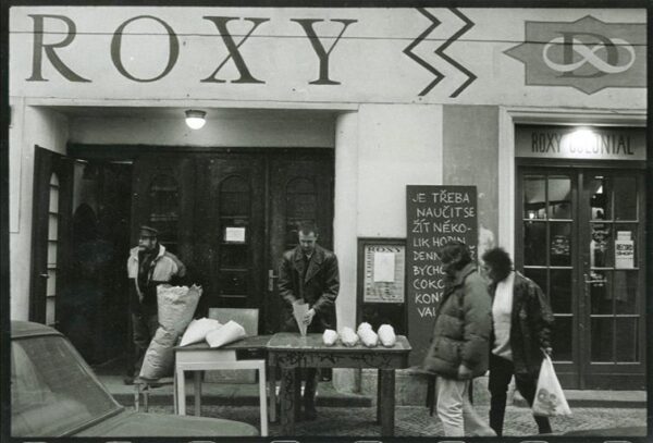 Kopneš do plechovky, Roxy, kniha, kultura
