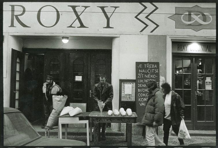 Kopneš do plechovky, Roxy, kniha, kultura
