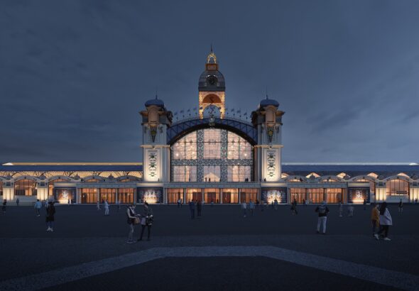Návrat Průmyslového paláce na pražské Výstaviště v plné své kráse, po 18 letech od nešťastného požáru v roce 2008 a po 4,5 letech dlouhé rekonstrukci, se blíží. K jeho znovuotevření připravilo Výstaviště pestrý doprovodný program, který návštěvníky provede příběhem paláce i celého areálu prostřednictvím architektury, umění, fotografií, historie a současného městského života. Chybět nebudou pohledy do míst, kam se běžně návštěvníci nedostanou. Naskytne se tak jedinečná příležitost zažít Výstaviště trochu jinak – jako místo, kde se potkává historie s aktuální kulturou, designem a společenským životem Prahy. Znovuotevření tak nebude jednorázovou událostí, ale začátkem nové kapitoly Průmyslového paláce jako prostoru, který má ambici znovu přirozeně žít spolu s městem. Návštěvníci se budou moci vydat na komentované prohlídky přímo do obnoveného Průmyslového paláce, projít a zažít monumentální umělecký projekt Barbory Šlapetové a Lukáše Rittsteina Jak se dotknout nebe nebo prostřednictvím venkovní výstavy Obnova v rukou mistrů nahlédnout pod pokličku rekonstrukce a práce desítek specializovaných řemesel. V nově vydávané knize Planeta Výstaviště budou moci návštěvníci a fanoušci tohoto areálu sledovat na fotografiích historii Výstaviště tak, jak ji zachytily hledáčky českých fotografů. Připraveny jsou i komentované prohlídky přímo do obnoveného Průmyslového paláce. První vlna prohlídek je po velkém zájmu veřejnosti již vyprodaná a v úterý 15. 9. bude spuštěna druhá vlna termínů. Další možnost nahlédnout do Paláce se naskytne v rámci pražského mezinárodního festivalu designu DesignBlok. Možné to bude během celého festivalu od středy 7. do neděle 11. října s platnou celotýdenní vstupenkou, nebo v rámci komentovaných prohlídek a konference DesignBlok Talks. KOMENTOVANÉ PROHLÍDKY Návrat pražské ikony Při příležitosti znovuotevření Průmyslového paláce budou mít návštěvníci možnost být mezi prvními, kdo si obnovenou stavbu prohlédnou zevnitř, a zároveň se dozví, co všechno se za jejím návratem skrývá. Komentované prohlídky připravuje Prague City Tourism. Během 60 minut dlouhé prohlídky průvodci představí historii Průmyslového paláce, jeho architekturu, zásadní okamžiky jeho více než sto třicetiletého života i současnou rekonstrukci a dostavbu. Návštěvníci uvidí výsledek prací, které probíhaly čtyři a půl roku, a budou moci sami posoudit, jak se podařilo do historické stavby implementovat technologie 21. století a současně zachovat její historický charakter. Prohlídky probíhají v českém jazyce a začínají vždy před hlavním vchodem do střední haly Průmyslového paláce. Kapacita jedné prohlídky je maximálně 30 účastníků. Symbolické vstupné ve výši 91 Kč odkazuje na rok vzniku paláce. O první vlnu vstupenek byl ze strany veřejnosti velký zájem, a proto Prague City Tourism přidává nové termíny na 29. a 30. září a 1. a 2. října 2026. Ty budou v prodeji od úterý 15. září. Více informací a rezervace termínů: https://prague.eu/cs/produkt/nova-era-prumysloveho-palace/