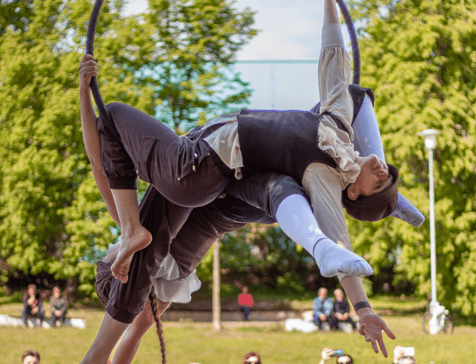 Vystoupení studentů Cirkulária v rámci květnové manéže_foto Lucie Bartošová, Cirkus, Cirkulárium, Plzeň, Žongléros Ansámbl