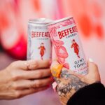 Od medicíny proti malárii k moderní ikoně v plechovce. Beefeater slaví International Gin & Tonic Day